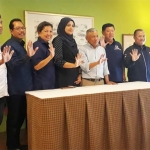 Ketua DPW Partai NasDem Jatim, Sri Sajekti Sudjunadi dan Ketua Bawaslu, Effendy Choirie foto bersama caleg NasDem dapil Jatim. foto: DIDI ROSADI/ BANGSAONLINE