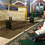 Dokter Sukma saat berziarah ke makam Gus Miek, belum lama ini. foto: ist.