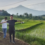 Didampingi para sahabatnya, Gus Barra rutin melakukan joging dan senam. (foto: ist)