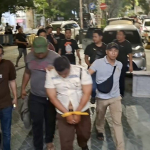 Pelaku saat digelandang oleh unit Jatanras Polrestabes Surabaya