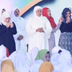 Gubernur Khofifah Indar Parawansa (tengah) saat peringatan Maulid Nabi Muhammad SAW.