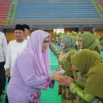 Pj Wali Kota Kediri, Zanariah, saat bersalaman dengan pengurus Muslimat NU di Gor Jayabaya, Minggu (5/5/2024). Foto: Ist.