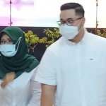 Bupati dan Wakil Bupati Kediri terpilih, Hanindhito Himawan Pramana dan Dewi Mariya Ulfa saat menghadiri acara Pamitan Bupati Kediri dr Haryanti Sutrisno dan Wakil Bupati Kediri Drs. Masykuri, Selasa (16/2). foto: MUJI HARJITA/ BANGSAONLINE