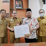 Bupati Gresik Fandi Akhmad Yani dan Kepala Biro Organisasi Setda Provinsi Jawa Timur Ramliyanto usai teken Komitmen Penerapan Inovasi SuKMa-e Jatim. foto: ist.