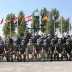 Force Commander UNIFIL Major General Paolo Serra (Italia) berpose dengan prajurit TNI, usai pemberian penghargaan. foto:istimewa