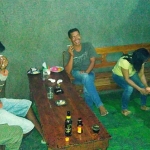 Purel dan pelanggannya saat digerebek petugas gabungan di tempat karaoke ilegal.