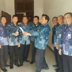 Bupati Sambari (tengah) bersama para kabinetnya. foto: SYUHUD/ BANGSAONLINE