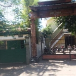 Pintu gerbang Asrama Mahasiswa Papua di Jalan Kalasan No 10 Surabaya. Foto diambil sekitar pukul 11.00 WIB, Ahad (18/8/2019). foto: BANGSAONLINE.com