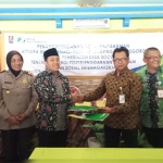 Kades Socorejo Zubas Arif Rahman Hakim Kepala BPJS Ketenagakerjaan KCP Bojonegoro Budi Santoso usai menadatangani MoU.