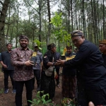Wakil Wali Kota Batu, Heli Suyanto (berpakaian batik) saat akan menanam pohon di kawasan Jalibar, Desa Oro-Oro Ombo Kota Batu. (Ist) 