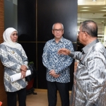 Gubernur Khofifah berbincang dengan Menko Perekonomian, Darmin Nasution di kantor Kemenko Perekonomian, Jakarta. foto: ist