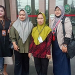 Kuasa hukum saat bersama keluarga terdakwa di PN Mojokerto.