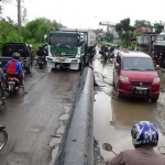 Pipa gas PGN diletakkan oleh warga di bahu Jalan Daendels sebagai protes rusaknya jalan. foto: ist