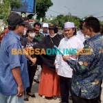 Abah Fathoni (baju koko putih) saat menghadiiri sidang PS. Foto: SYUHUD/BANGSAONLINE
