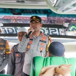 Kapolres Pasuruan Kota, AKBP R.M. Jauhari, saat memberangkatkan peserta mudik gratis ke Jakarta.