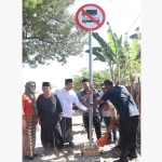 Bupati Gresik, Fandi Akhmad Yani, ketika memasang rambu larangan kendaraan besar melintas di Jalan Betiring-Prambangan. Foto: Ist
