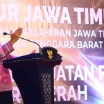 Gubernur Khofifah saat memberi sambutan ketika silaturahmi dengan masyarakat kelahiran Jatim di NTB.