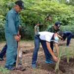  Danlanal Batuporon Letkol Laut (P) Dodi Hermanto mengajak prajuritnya untuk menanam beberapa macam tanaman pangan.