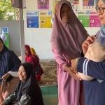 Bayi laki-laki yang ditemukan warga di Desa Bektiharjo kini dititipkan di bidan desa setempat. Foto: Ist.