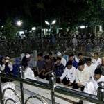 Ketum PAN ketika membaca Yasin dan tahlil dan makam Sunan Ampel.
