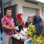 Salah satu gelaran Operasi Pasar Pemkot Surabaya di Kelurahan Sidodadi. 