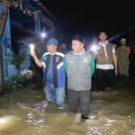 Pj Bupati Pamekasan Masrukin saat meninjau lokasi banjir.