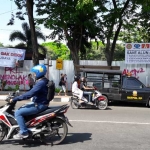 Spanduk berisikan penolakan revitalisasi Alun-Alun Gresik yang bertebaran. foto: SYUHUD/ BANGSAONLINE