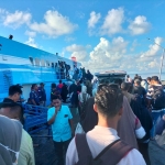 Calon penumpang kapal Bahari Express saat hendak berangkat dari Pelabuhan Sangkapura Bawean.