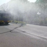 Mobil Water Cannon saat menyemprotkan disinfektan ke jalan protokol Bangkalan.