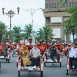 Wakil Bupati Kediri bersama anggota Forkopimda saat mencoba becak listrik. Foto: Ist