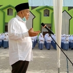 Prof Dr KH Asep Saifuddin Chalim, MA saat jadi inspektur upacara peringatan HUT ke-76 kemerdekaan RI di lapangan Pondok Pesantren Amanatul Ummah Pacet Mojokerto, Selasa (17/8/2021). foto: mma/ bangsaonline.com