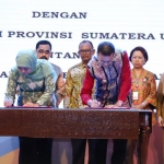 Gubernur Jatim, Khofifah Indar Parawansa menandatangani MoU kerja sama dagang dengan Pemerintah Provinsi Sumut. foto: ist.