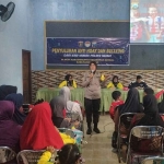 Kasi Humas Polres Ngawi, Iptu Dian Ambarwati, saat pembinaan dan penyuluhan di TK Dharma Wanita.