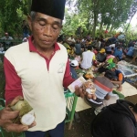 Masyarakat menghadiri tradisi clorotan saat menyambut musim hujan agar mereka terhindar dari sambaran petir. foto: rony suhartomo/ bangsaonline