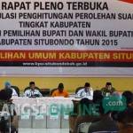 Proses rekapitulasi hasil perolehan suara pilkada Situbondo di gedung Bhayangkara. foto: hadi prayitno/ BANGSAONLINE