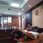 Suasana rapat yang digelar Pemkab Jember terkait pengelolaan Gunung Sadeng.