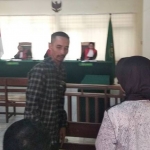 Terdakwa Bambang, oknum anggota Satpol PP Sidoarjo saat sedang meminta maaf ke ibu korban.