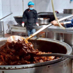 Pekerja sedang meracik masakan ayam semur di dapur Catering Nooha. (Foto: MCH)