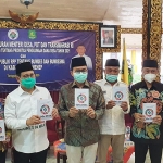 Menteri Desa, PDT, dan Tranmigrasi Abdul Halim Iskandar bersama Anggota DPR RI H. Syafiuddin, Bupati Pemekasan Baddrut Tamam, Sekda dan Ketua DPRD Sumenep saat kegiatan Sosialisasi UU No. 13 tahun 2020, di Pendopo Kabupaten Sumenep, Sabtu (28/11/2020).