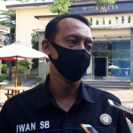 Kasubbag Humas Polres Kediri, AKP Iwan Setyo Budhi saat memberi keterangan kepada wartawan di Mapolres Kediri, Rabu (16/9). foto: MUJI HARJITA/ BANGSAONLINE