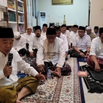 Prof Dr KH Asep Saifuddin Chalim, MA, saat memimpin shalat malam, istighatsah dan doa bersama di kediaman Ning Imah, di kawasan Pondok Pesantren Amanatul Ummah Jalan Siwalankerto Utara Surabaya, Rabu (26/6/2025) malam. Foto: MMA/bangsaonline