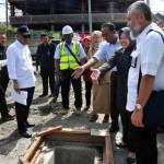 Menteri PU Basuki dan Wali Kota Risma saat meninjau proyek gorong-gorong.