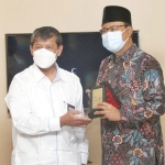 Wali Kota Pasuruan Gus Ipul menerima cendera mata.