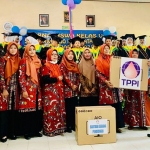 Perwakilan PT TPPI saat memberi bantuan secara simbolis kepada pelajar di sekitar perusahaan.