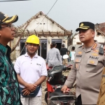 Bupati Sidoarjo, Ahmad Muhdlor Ali, bersama Kapolresta Sidoarjo, Kombes Pol Kusumo Wahyu Bintoro, saat meninjau lokasi terdampak angin puting beliung.