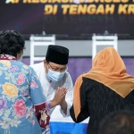 Wali Kota Pasuruan, Saifullah Yusuf, saat menerima penghargaan sebagai kepala daerah yang membangun optimis melalui kearifan lokal dan budaya.