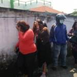 Para PSK saat digelandang ke kantor Dinsos Mojokerto untuk didata. foto: beritajatim