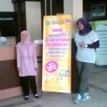 SOSIALISASI: X-banner tentang Pilgub Jatim 2018 yang sudah terpasang di ruang pelayanan Kantor Kecamatan Tarik. foto istimewa
