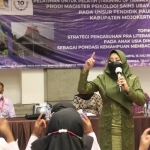 Bupati Ikfina Fatmawati ketika memberikan sambutan pada acara Training of Trainer (TOT) strategi pengasuhan pra literasi.