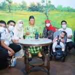 Gubernur Jawa Timur Khofifah Indar Parawansa dan keluarga foto bersama dengan replika Gus Dur yang sedang duduk menghadap meja di wahana wisata di Jatim Park 3, Kota Wisata Batu, Rabu (4/5/2022). Foto: Humas Pemprov Jatim